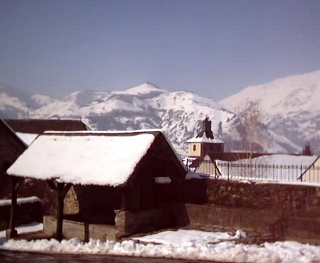 vue sur un lavoir depuis le haut du village, les montagne enneiges sont en fond
